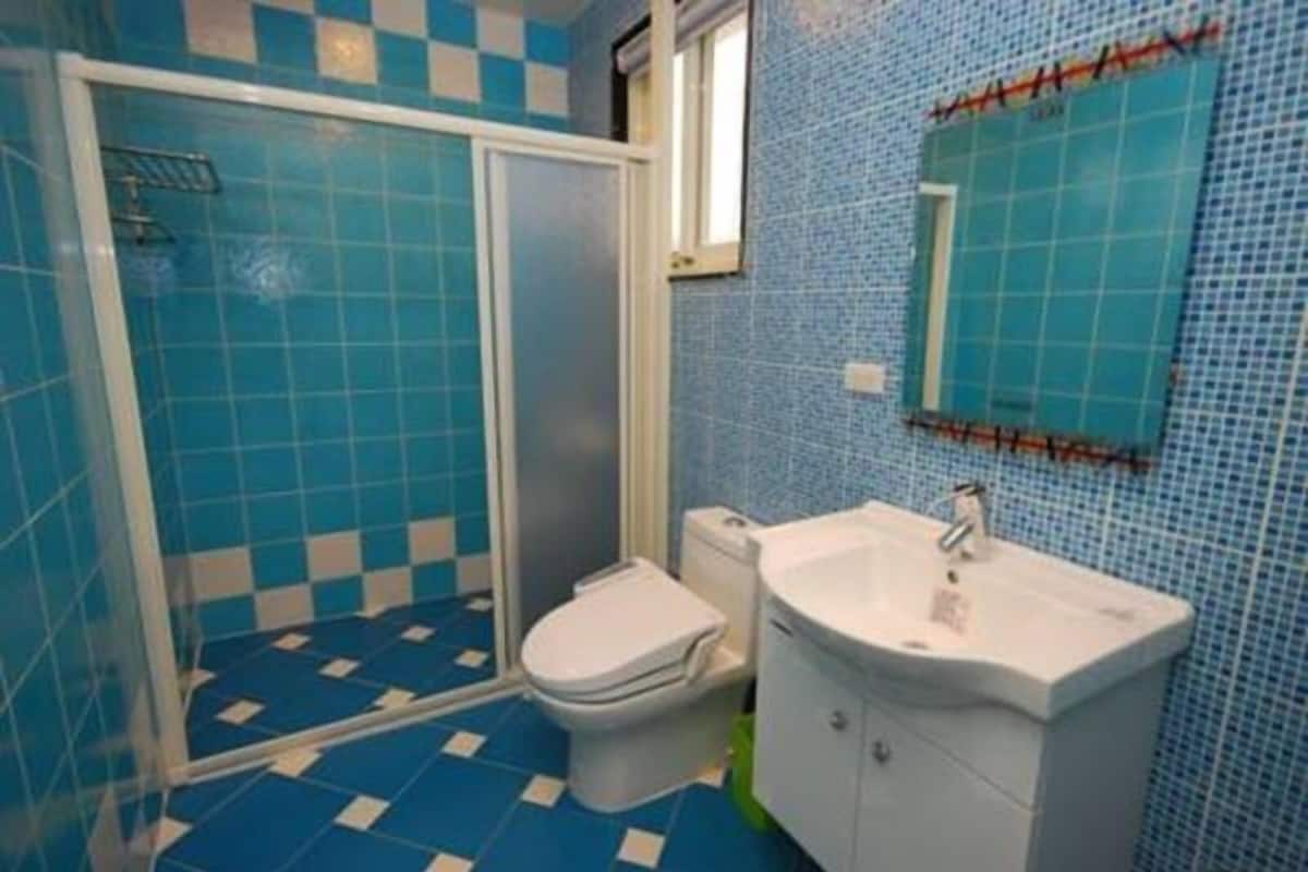 Dört Kişilik Oda | Banyo | Ücretsiz banyo/kozmetik ürünleri, saç kurutma makinesi, terlik, havlu