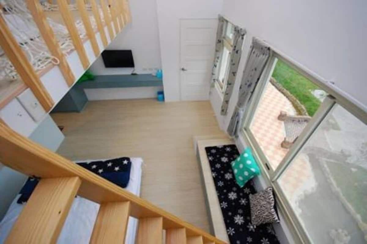 Dört Kişilik Oda | Masa, güneşlik/perde, ses yalıtımı, portatif/ilave yatak