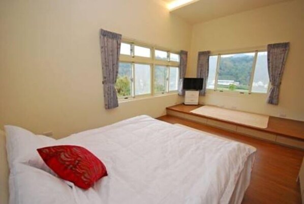 مكتب وستائر تعتيم وتجهيزات عازلة للصوت وأسرّة قابلة للطي