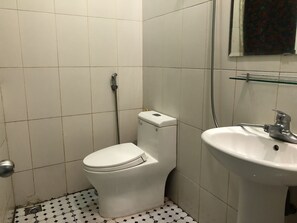 Shower, free toiletries, hair dryer, slippers - An Phu Hostel (Hanoi)