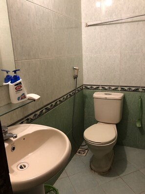 Shower, free toiletries, hair dryer, slippers - An Phu Hostel (Hanoi)