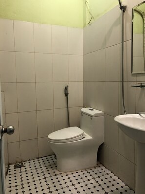 Ducha, artículos de higiene personal gratuitos y secador de pelo