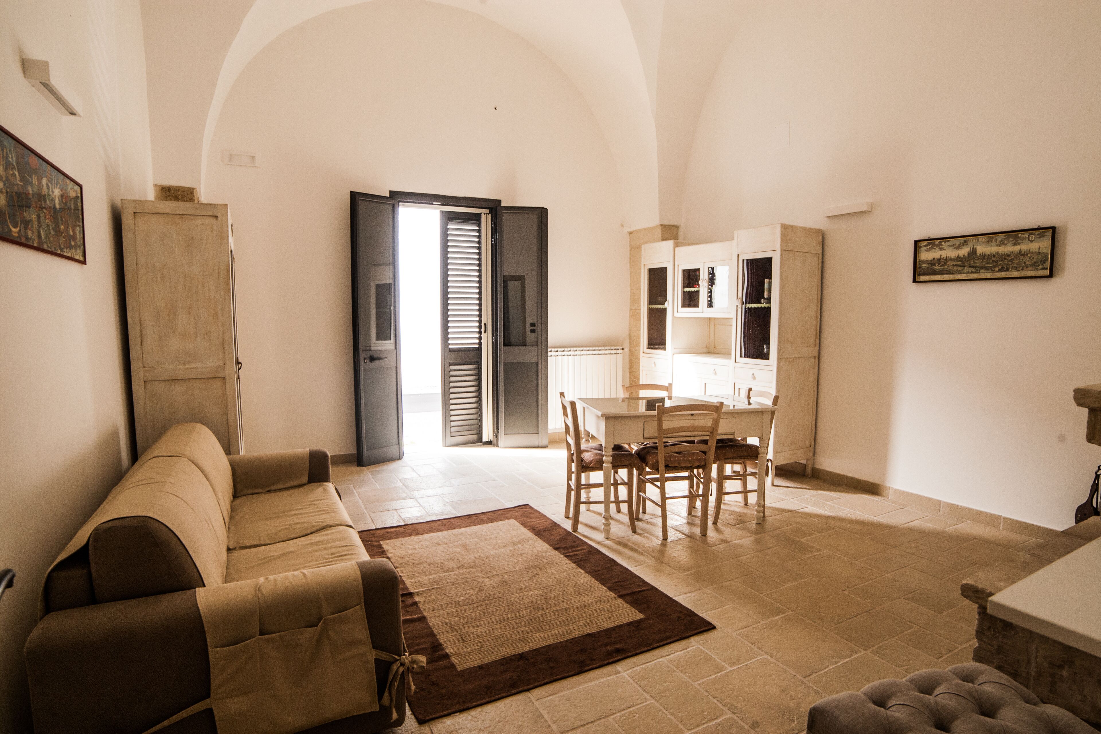 Télévision, cheminée, livres