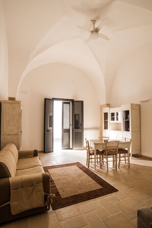 Fernseher, Kamin, Bücher