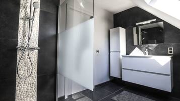 Een haardroger, handdoeken, zeep, shampoo