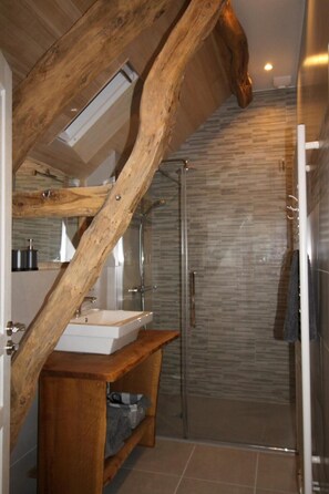 Dusche, Haartrockner, Handtücher, Seife