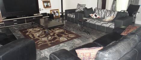 Fernseher, DVD-Player, Stereoanlage