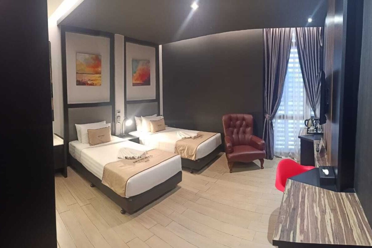 Junior Suite | Desk, blackout drapes, WiFi (free), bed sheets