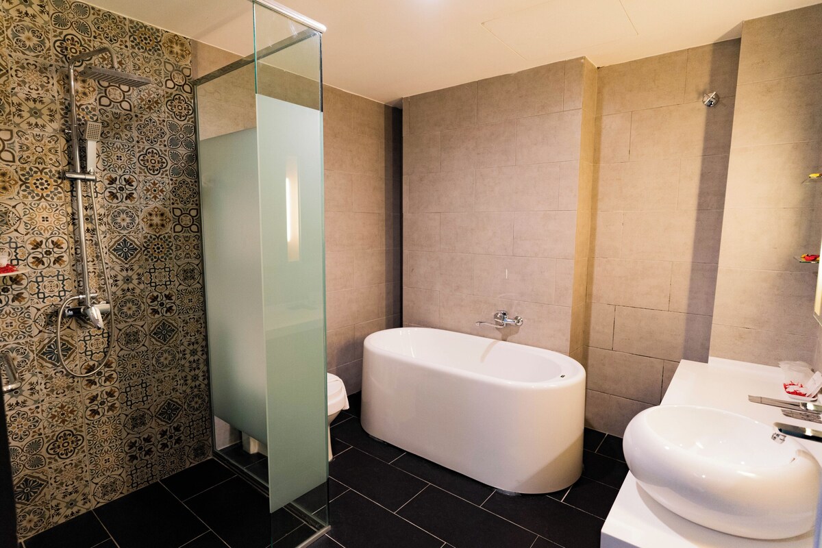 Premium Room | Bathroom | Shower, free toiletries, hair dryer, bidet