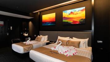 Escriptori, cortines opaques, wifi gratuïta i roba de llit