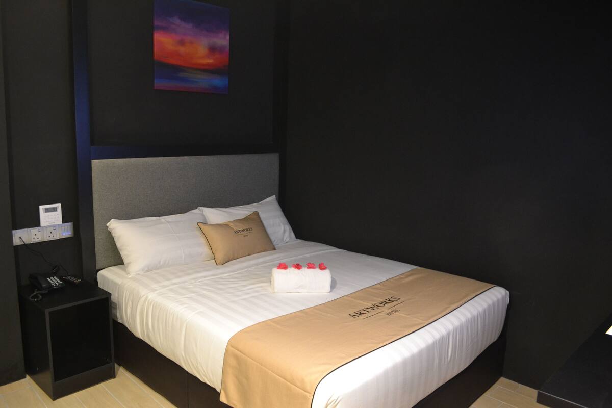 Superior Double Room, 1 Queen Bed, Non Smoking | Desk, blackout drapes, WiFi (free), bed sheets