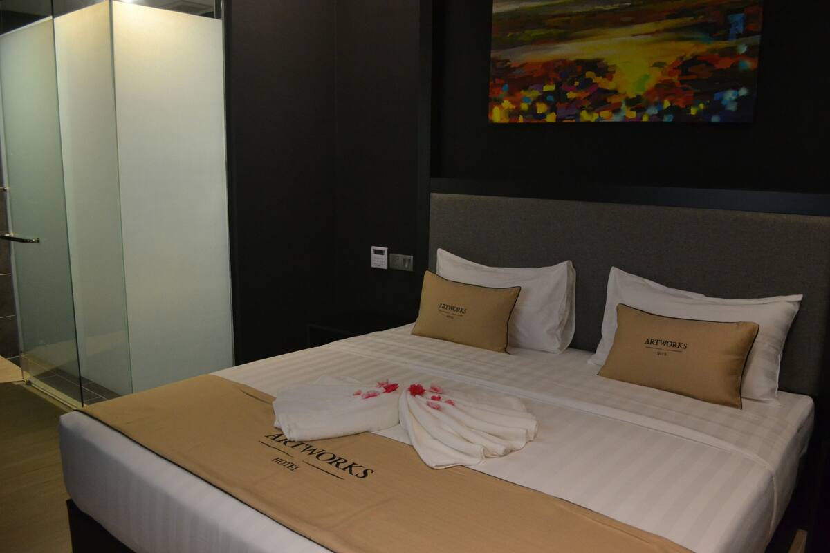 Standard Double Room, 1 King Bed, Non Smoking | Desk, blackout drapes, WiFi (free), bed sheets