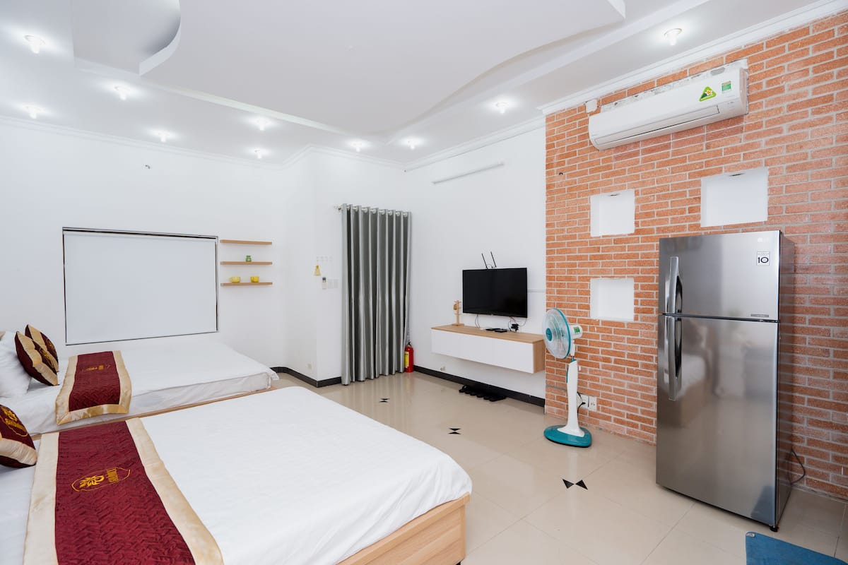 5 bedrooms, desk, iron/ironing board, free WiFi