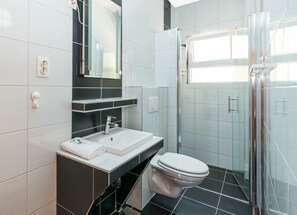 Signature Apartment, 2 Queen Beds, Sea View | Bathroom