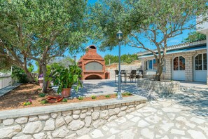 BBQ/picnic area - Apartments Novalja (Novalja)