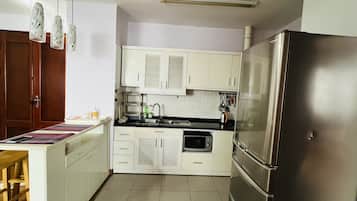 Luxury Apartment | Private kitchen | Coffee/tea maker, electric kettle, toaster, toaster oven