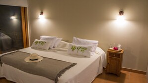 Habitación Confort doble, 1 cama doble, no fumadores | Escritorio, cortinas opacas, tabla de planchar con plancha y wifi gratis