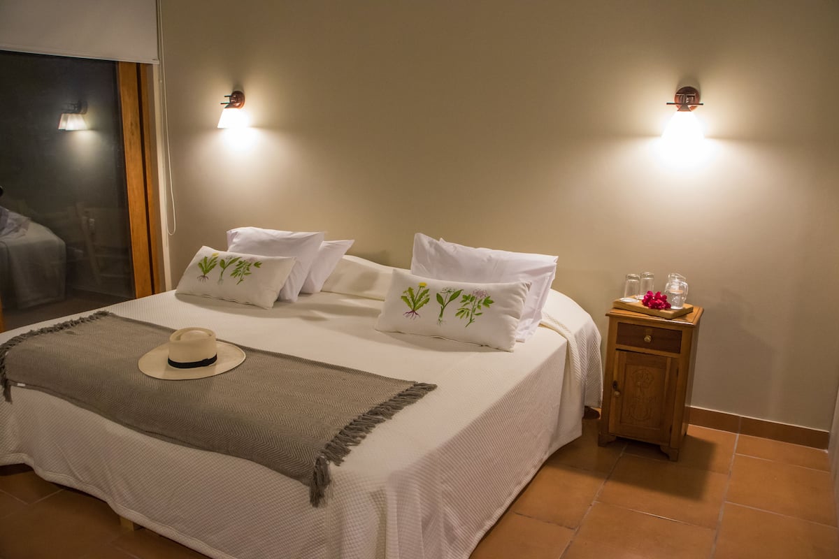 Escritorio, cortinas blackout y tabla de planchar con plancha