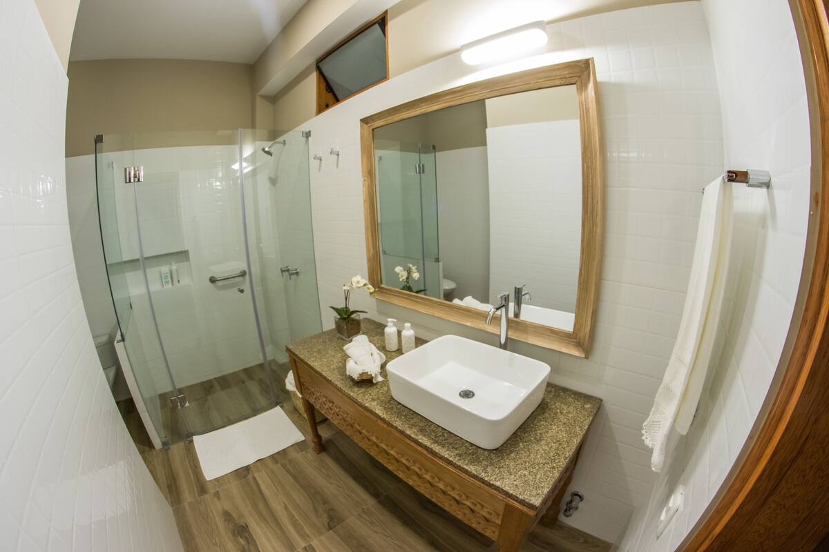 Shower, rainfall showerhead, free toiletries, hair dryer