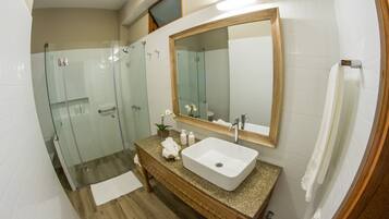 Shower, rainfall showerhead, free toiletries, hair dryer