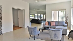 Living area - The Promenade on Capri (Surfers Paradise)