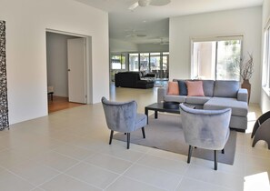 独特独立别墅, 多张床, 无障碍, 运河景观 | 起居区 | 平板电视