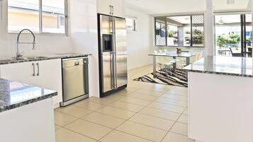 Exclusive House, Berbilang Katil, Accessible, Canal View | Dapur peribadi | Peti sejuk, ketuhar gelombang mikro, ketuhar, dapur