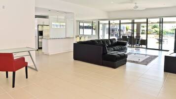 Exclusive House, Berbilang Katil, Accessible, Canal View | Dapur peribadi | Peti sejuk, ketuhar gelombang mikro, ketuhar, dapur