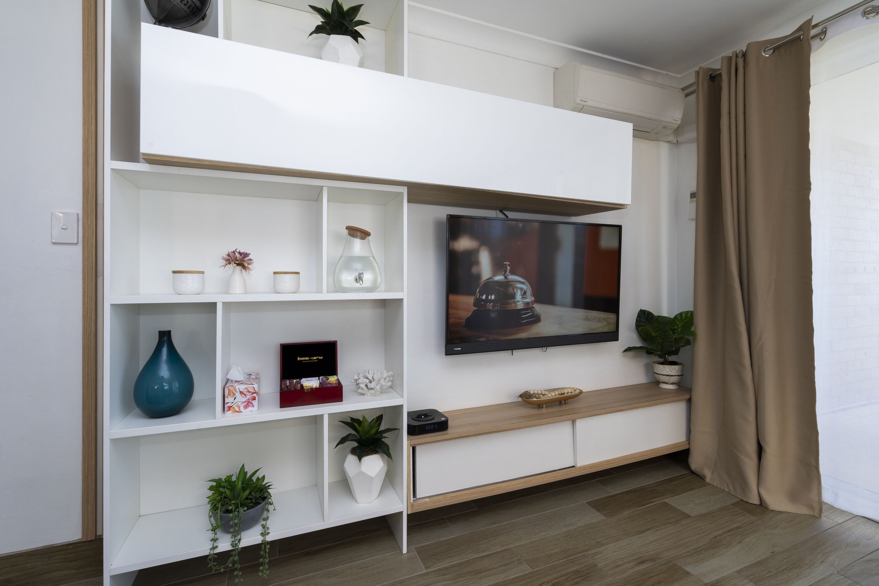 Apartamento exclusivo, 2 quartos, para não fumantes, vista para a praia | Área de estar | TV de tela plana 55 polegadas com canais de TV premium, smart TV