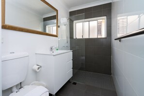 Exclusive Apartment, 2 Bedrooms, Non Smoking, Beach View | Bathroom | Combined shower/bathtub, deep-soaking bathtub, free toiletries - Manly Beachfront Apartment (Manly)
