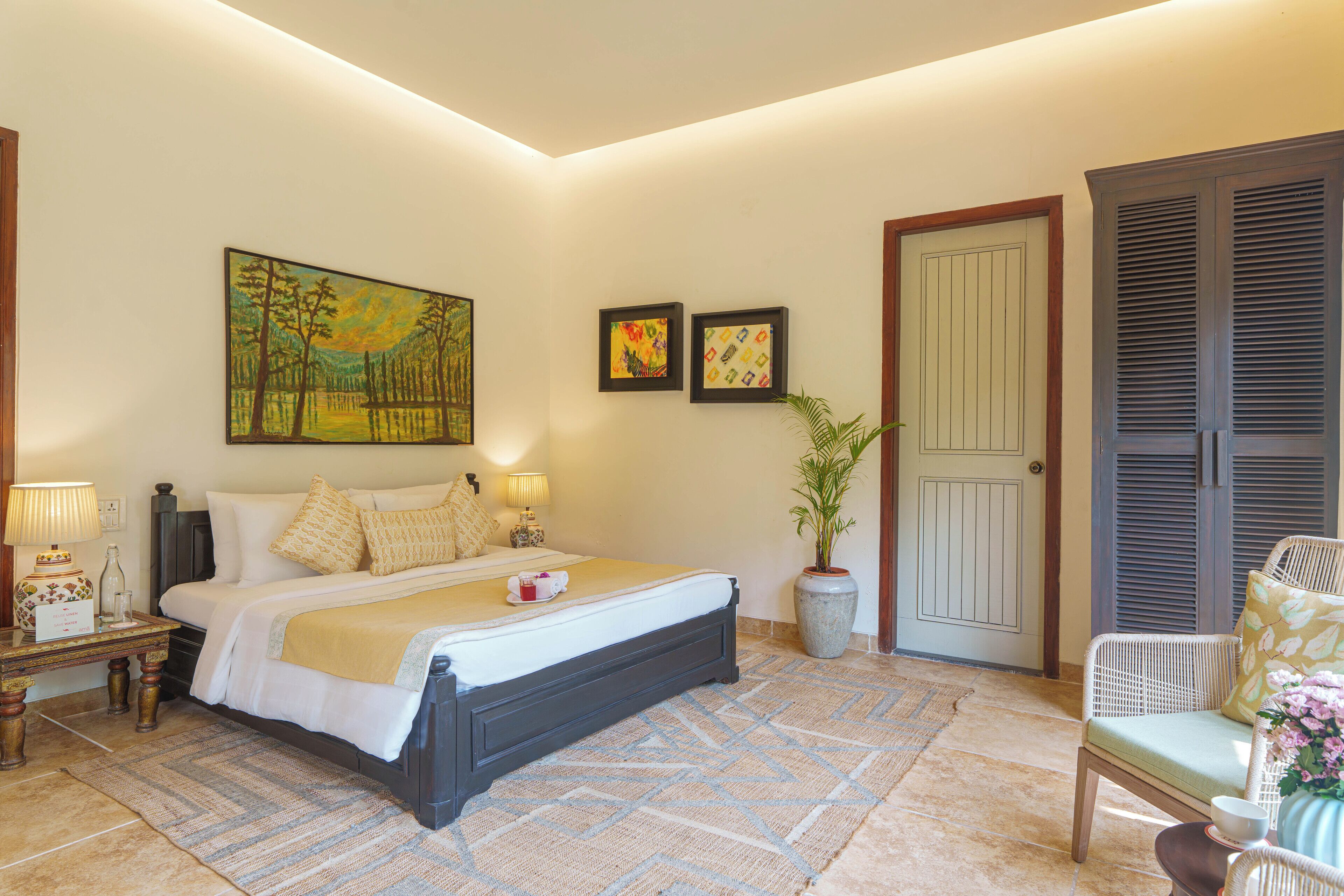 Desk, rollaway beds, bed sheets