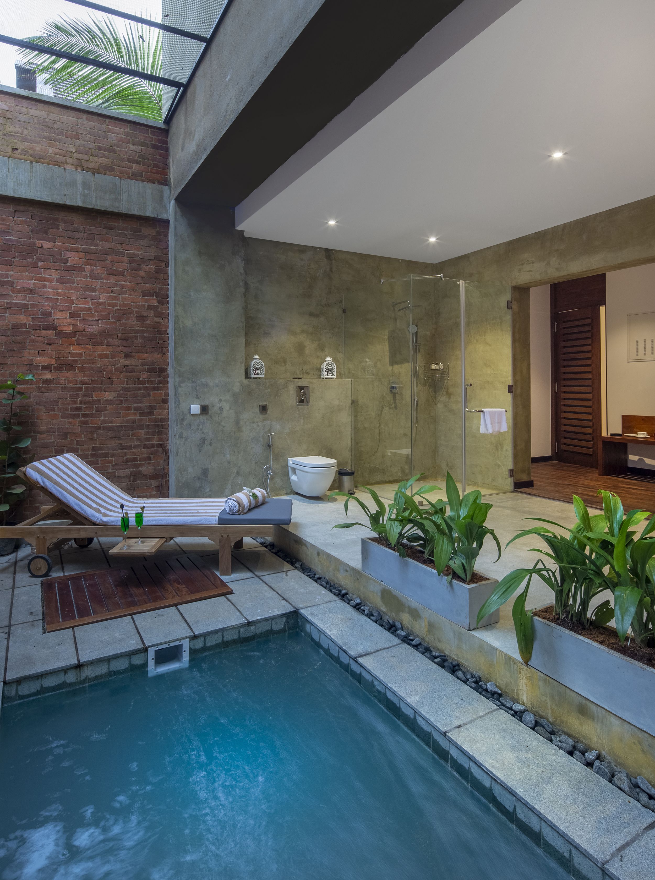 Bruser, brusehoved med spredningseffekt, badekåber, hjemmesko