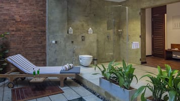 Bruser, brusehoved med spredningseffekt, badekåber, hjemmesko