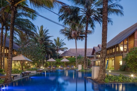 Una piscina al aire libre, sillones reclinables de piscina