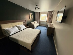 Ropa de cama de alta calidad, escritorio y cortinas blackout