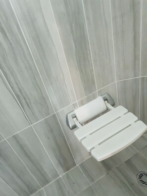 Secador de cabelo, toalhas de banho