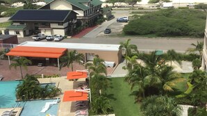 Ein Hotel mit Schwimmbad, Sitzgelegenheiten im Freien und Blick aufs Meer.