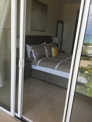 2 bedrooms, in-room safe, iron/ironing board, free WiFi