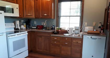 Peace on the Prairie Too - Tiny House, Pets Allowed, No cleaning fee.