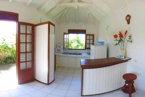 Réfrigérateur, micro-ondes, plaque de cuisson, cafetière/bouilloire