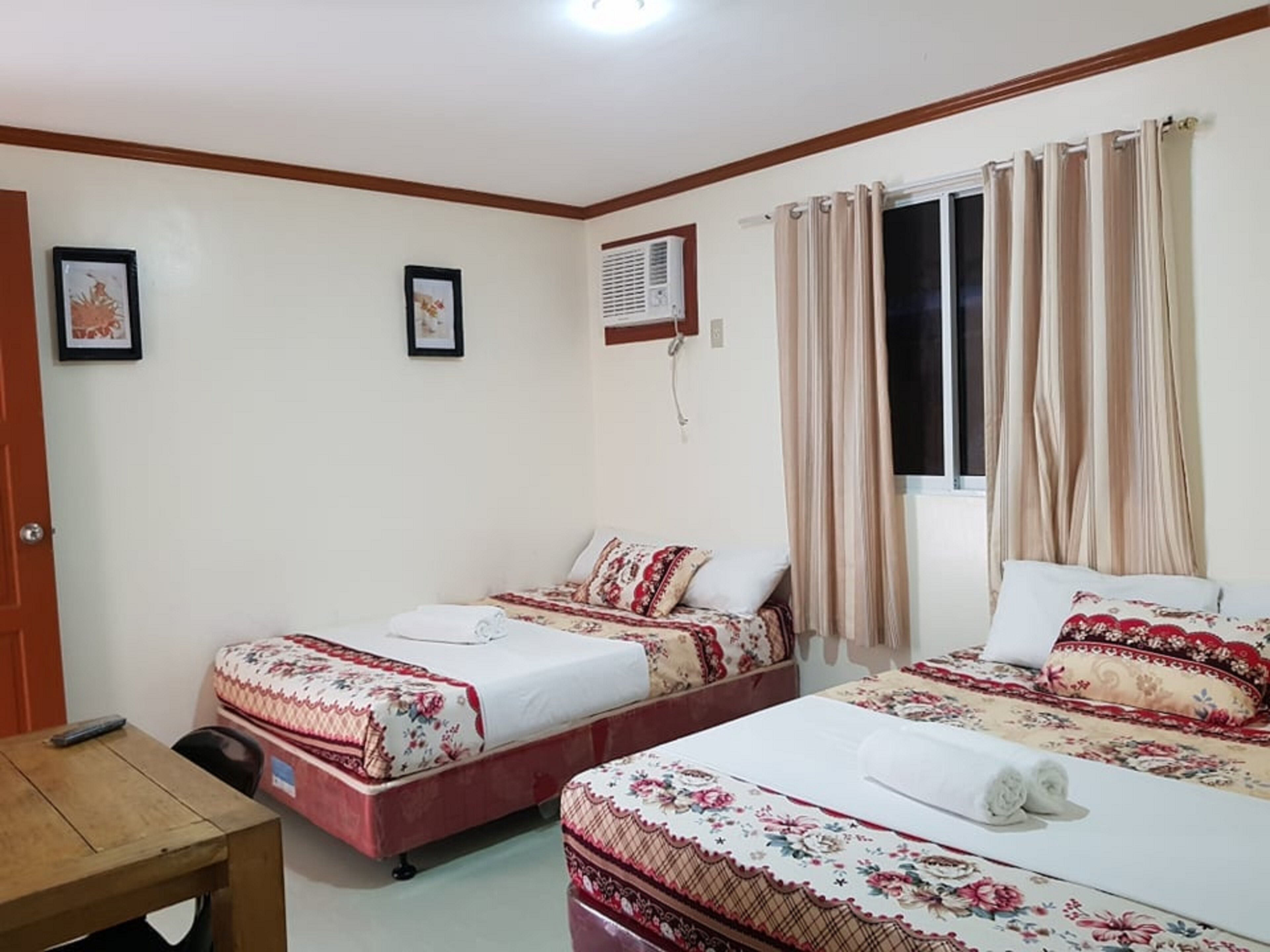 Quarto quádruplo luxo, 2 camas de casal | Individualmente decorados, individualmente mobiliados, escrivaninha