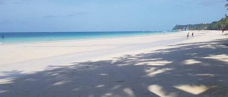 En la playa, arena blanca