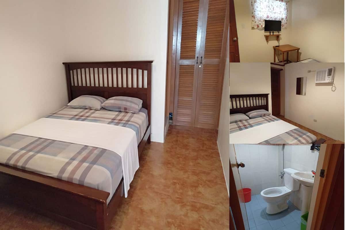 Ein Schlafzimmer mit einem Holzbett, ein Badezimmer mit Toilette und einer Duschkabine.