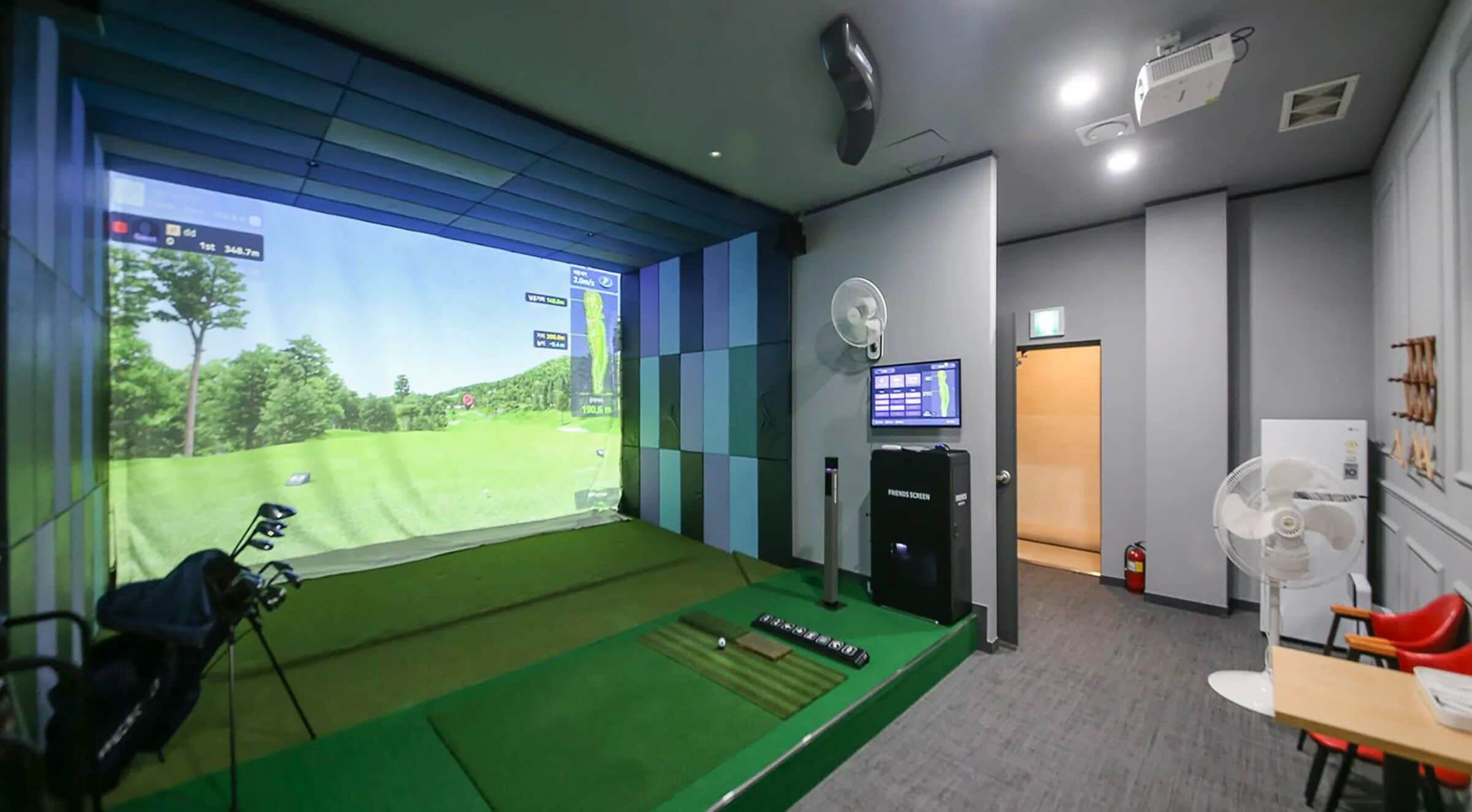 Indoor golf driving range