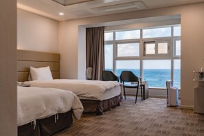 Habitació amb dos llits individuals Deluxe, vistes al mar, primera línia de platja | Escriptori, wifi gratuïta i roba de llit 