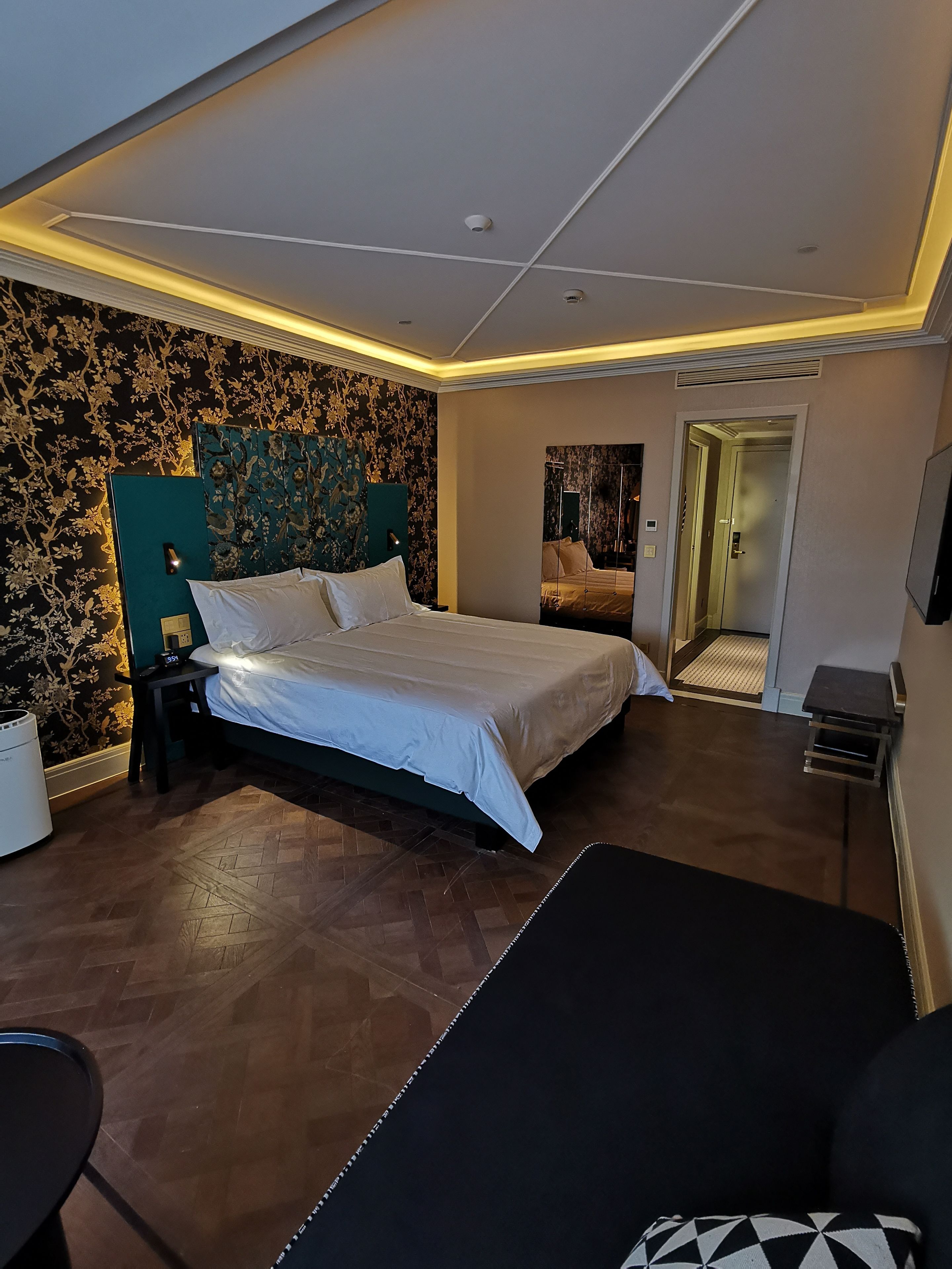 city view classic king room | in-room safe, blackout curtains, soundproofing, free wifi