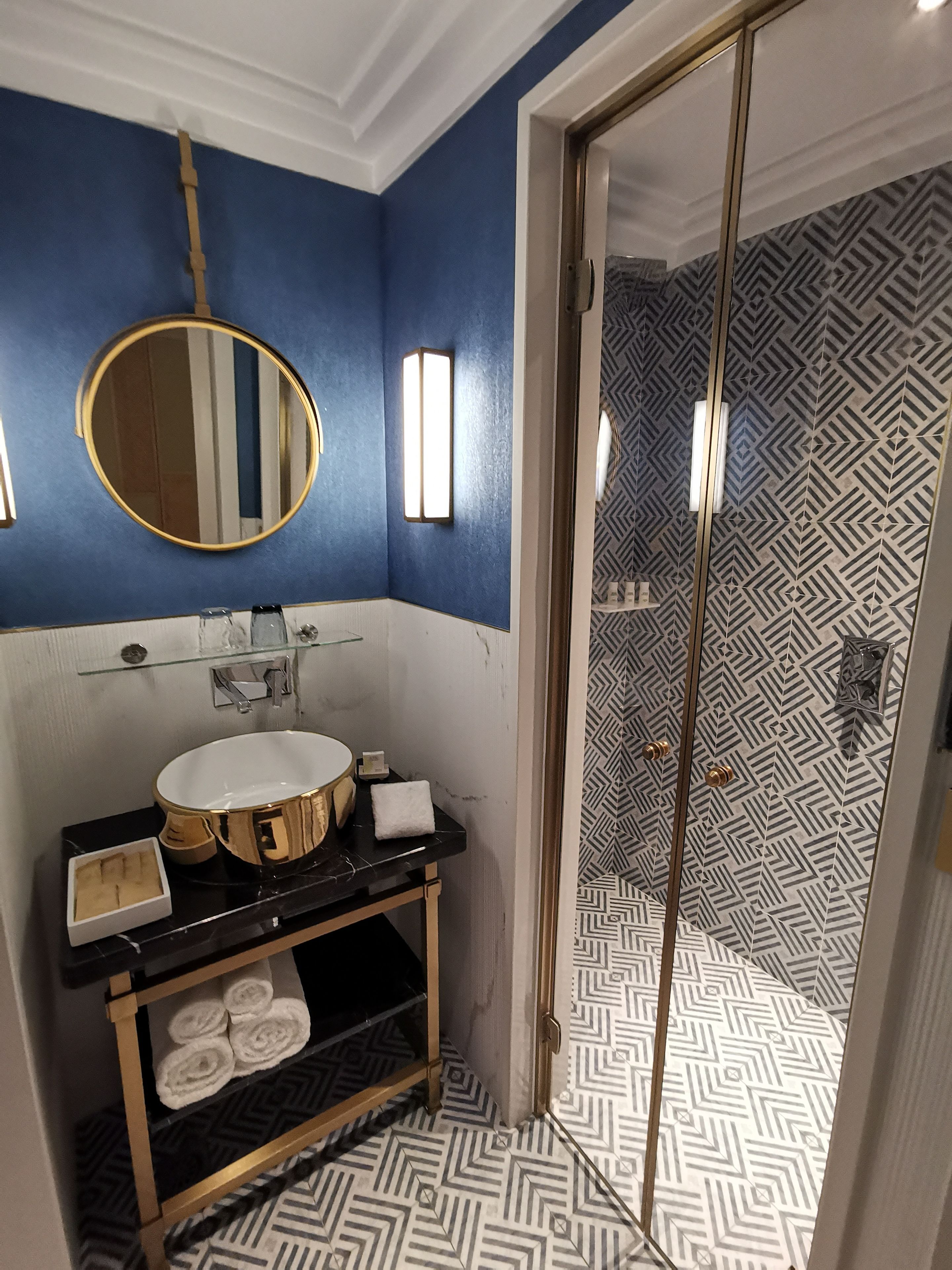 classic queen room | bathroom | shower, hair dryer, slippers, towels