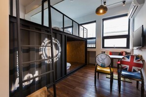 Phòng 4 | Bàn, màn/rèm cản sáng, phòng cách âm 