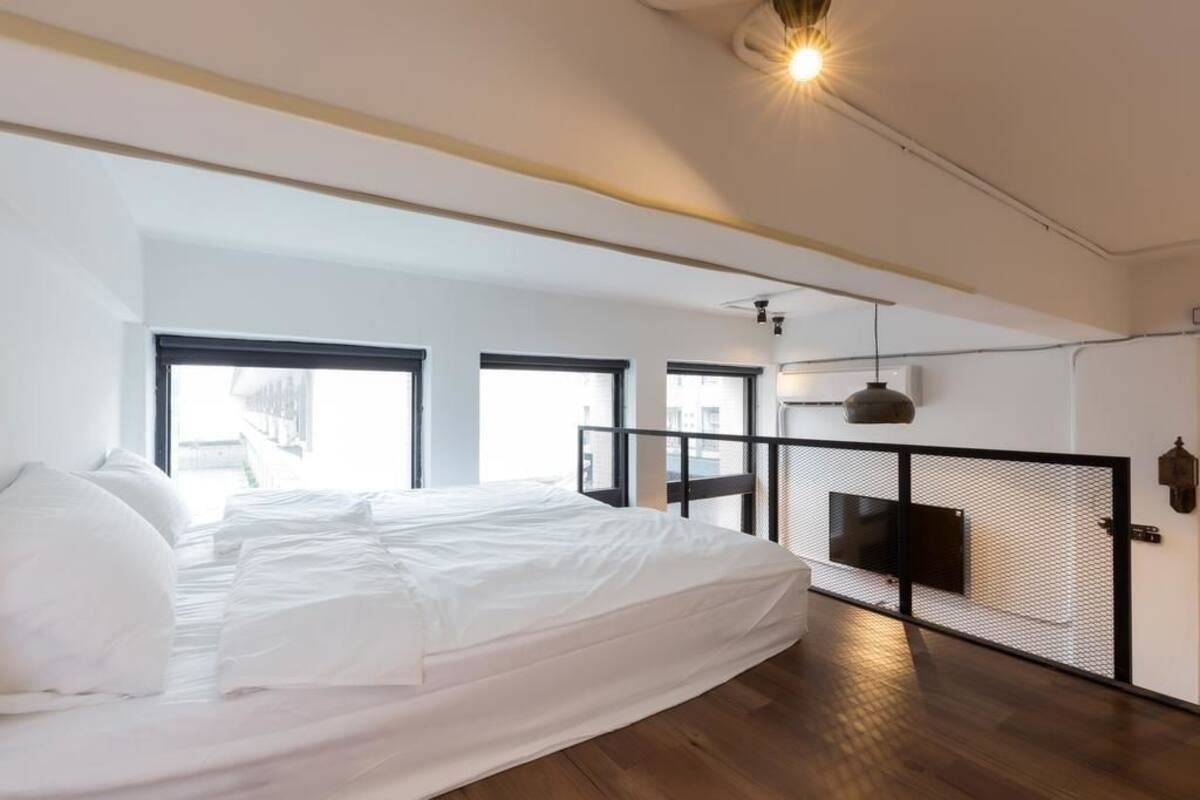 Escritorio, cortinas blackout, sistema de insonorización y wifi gratis 