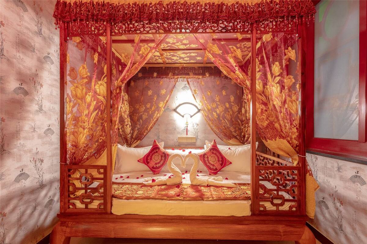 Suite (Extreme Sassy) | Free WiFi